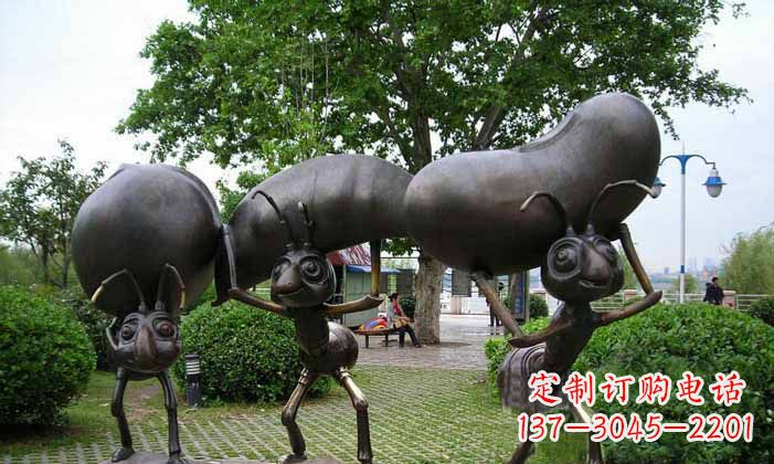 金华蚂蚁之美搬运粮食的公园铜雕