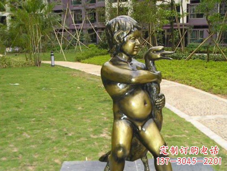 金华新颖童真男孩城市玻璃钢仿铜景观雕塑