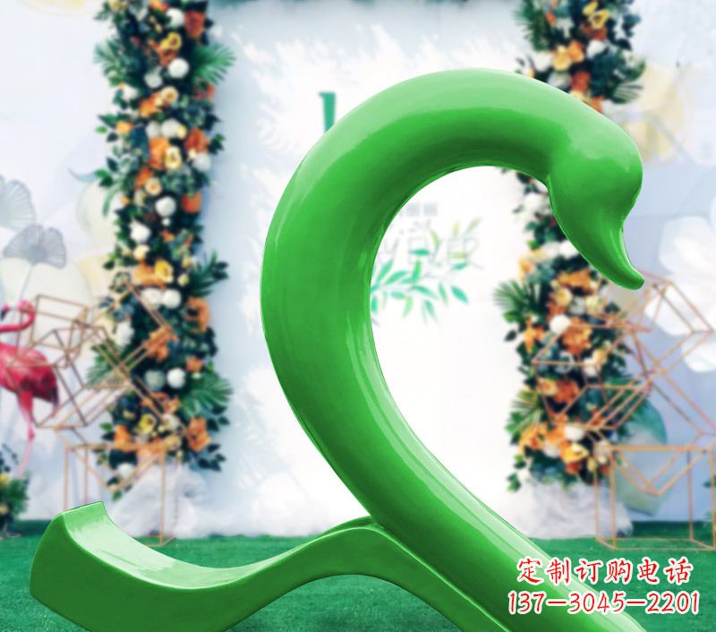 金华新颖抢眼的玻璃钢爱心天鹅雕塑