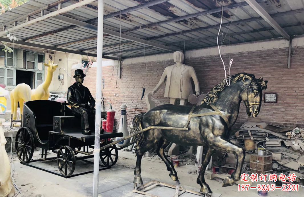 金华玻璃钢仿铜马车雕塑——给广场景观增添绚丽色彩