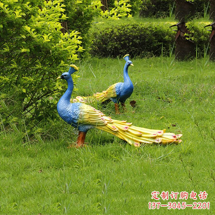 金华玻璃钢孔雀雕塑——艺术点缀公园草坪