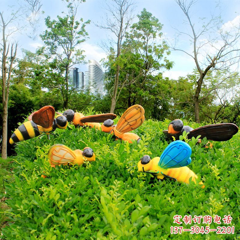 金华公园草丛中的蜜蜂雕塑