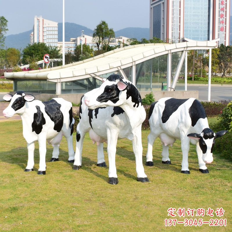 金华玻璃钢制作的仿真奶牛雕塑——装点园林草坪