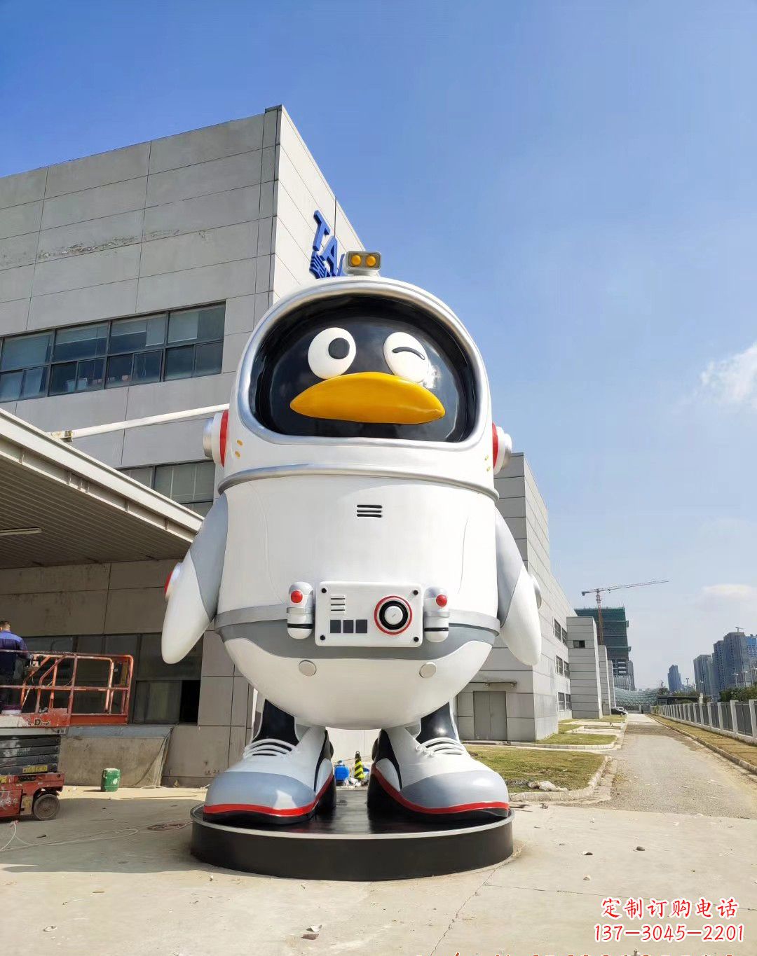 金华玻璃钢太空企鹅雕塑 