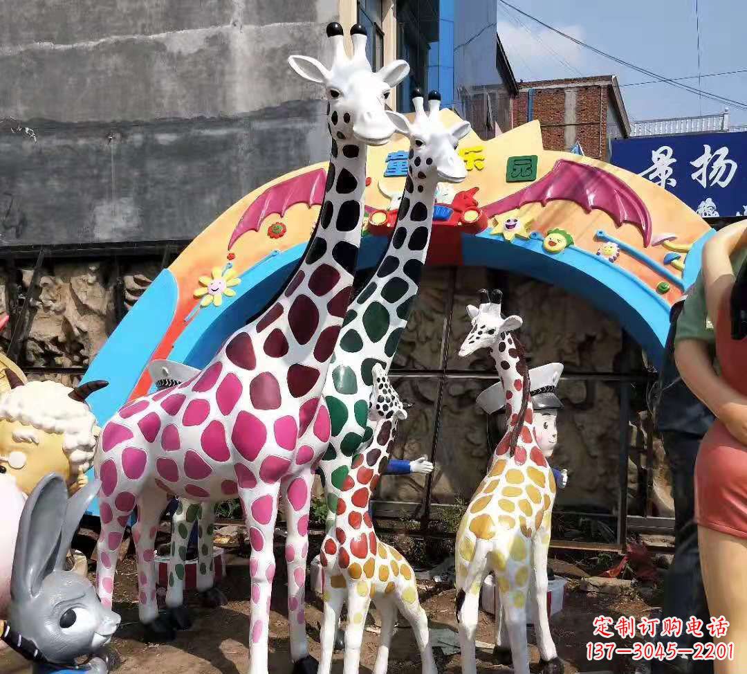 金华玻璃钢材质的长颈鹿雕塑——点缀公园景观
