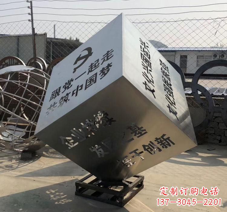 金华不锈钢灯饰魔方雕塑——精妙艺术