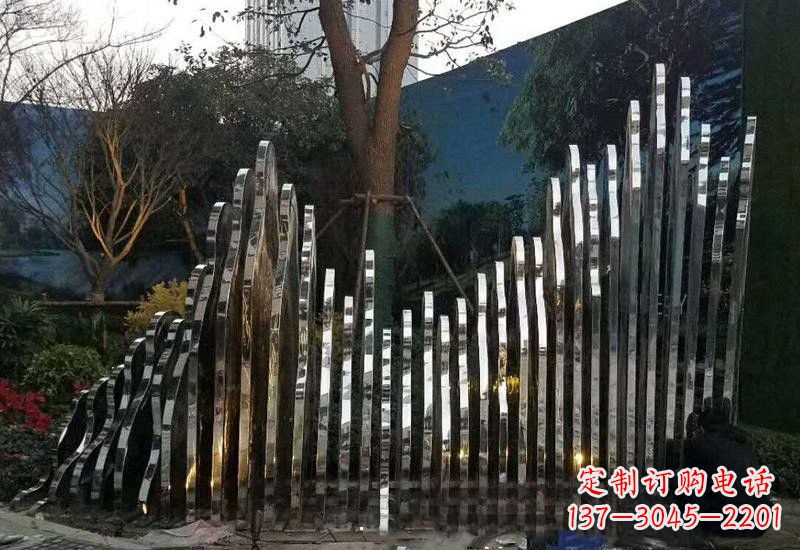 金华不锈钢公园里的假山雕塑