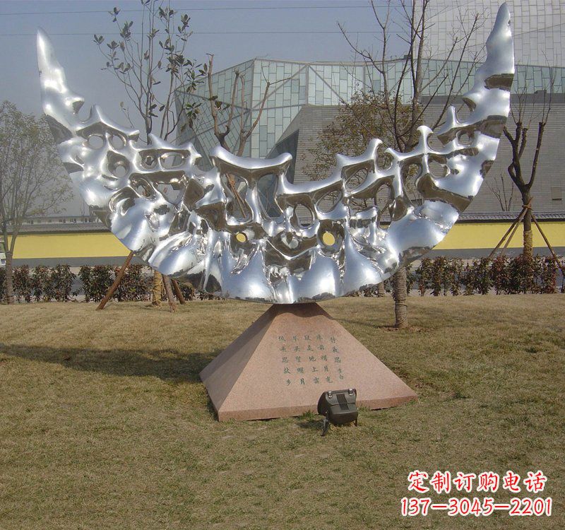 金华不锈钢月亮雕塑象征着无尽的美丽