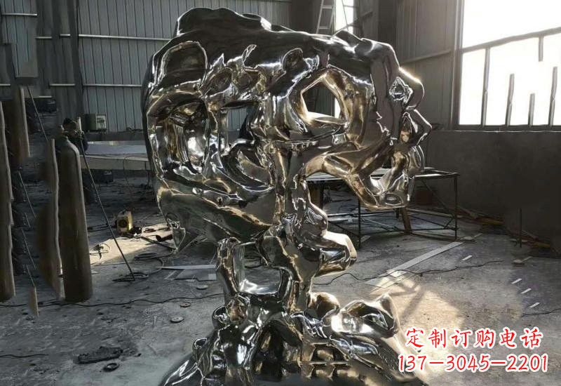 金华太湖石雕塑不锈钢公园的镜面之美