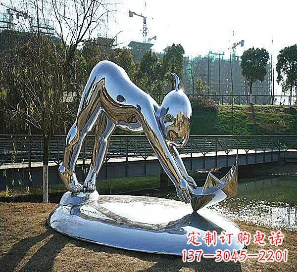 金华不锈钢公园拿折纸船的儿童雕塑