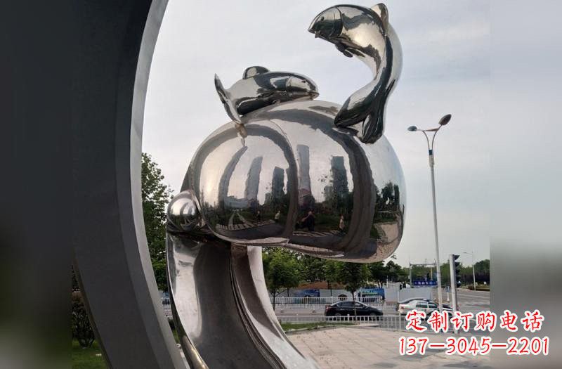 金华海浪下的海鸥雕塑