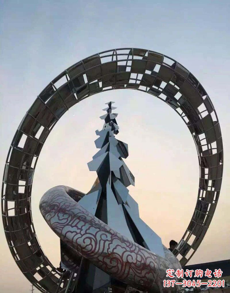 金华不锈钢广场上的松树雕塑