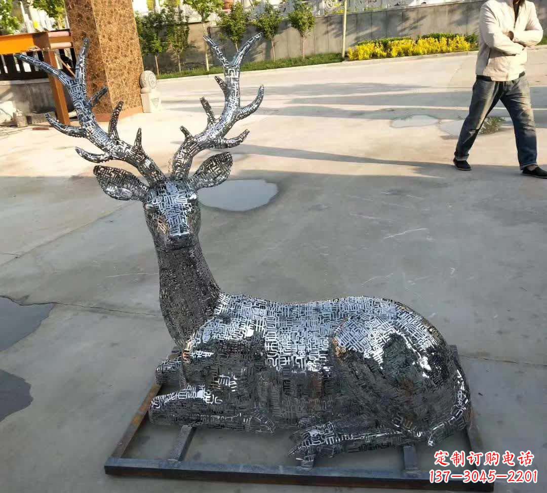 金华梅花鹿雕塑点缀不锈钢广场星空