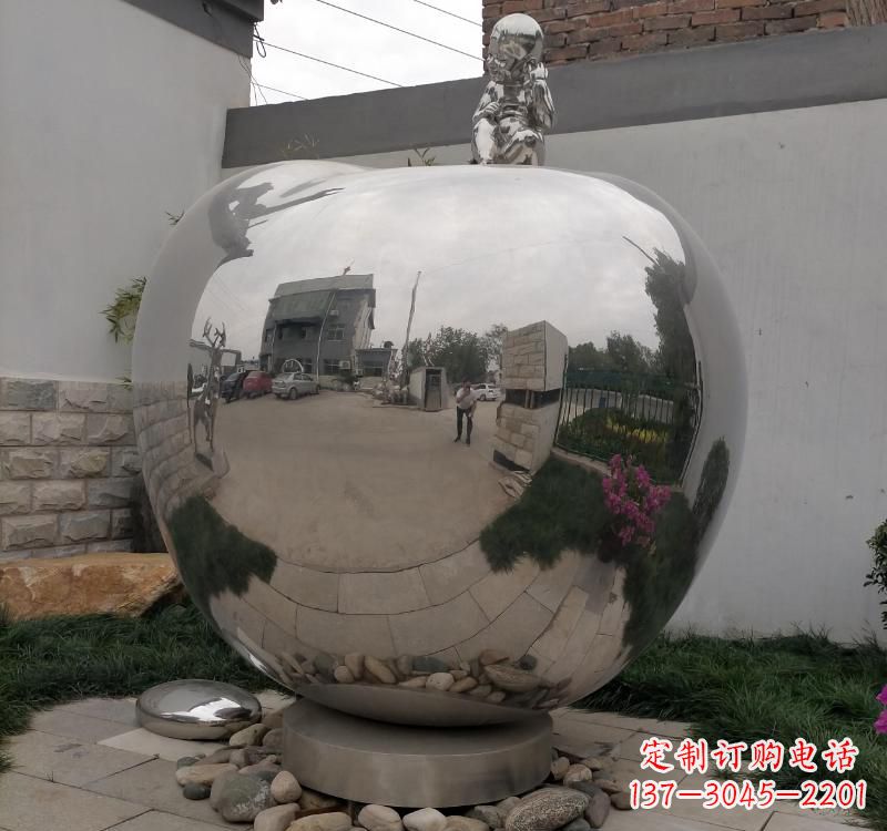 金华不锈钢金色苹果雕塑古典与现代的结合