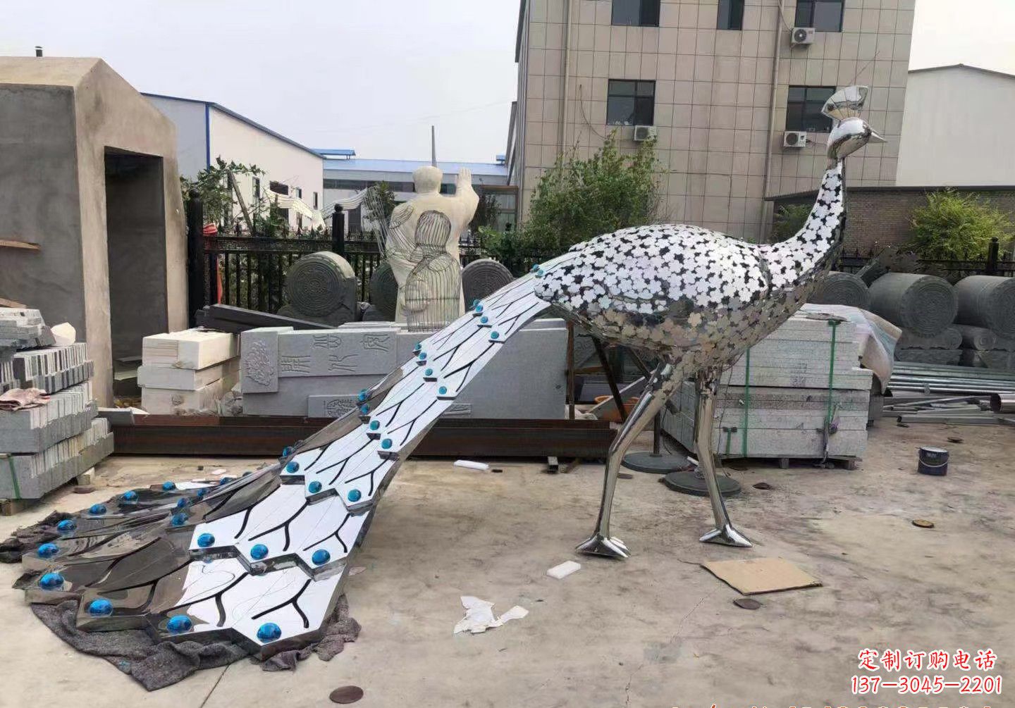 金华不锈钢孔雀雕塑象征着美丽的自然