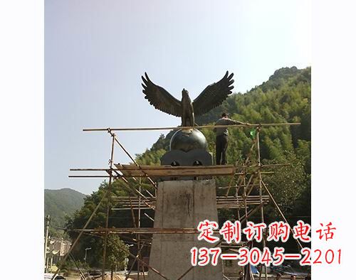 金华不锈钢老鹰踩地球雕塑缅怀大自然之美