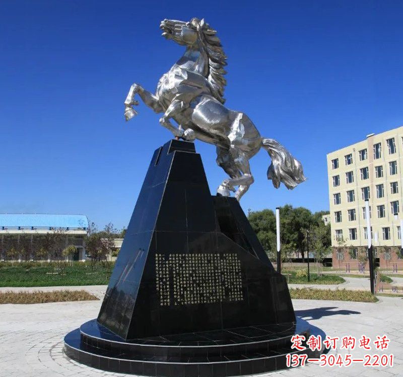 金华不锈钢企业广场上的马雕塑