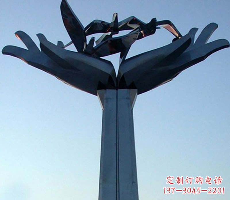 金华不锈钢手托鸽子雕塑象征着和平与爱