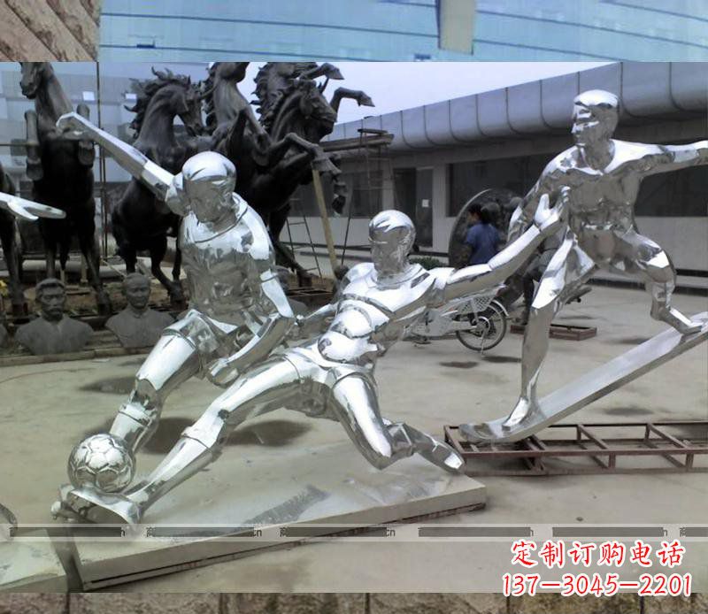 金华玩足球的不锈钢雕塑