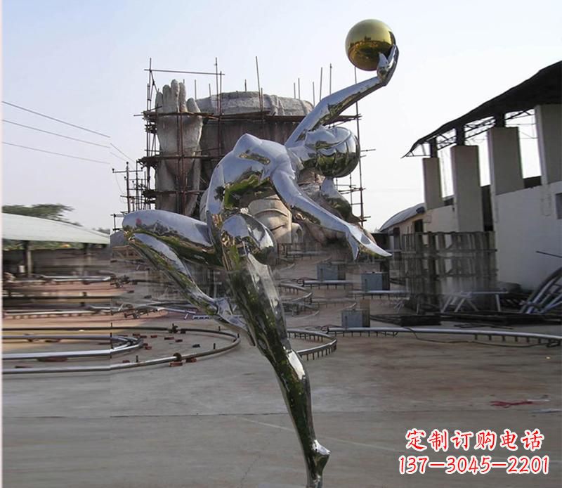 金华美女雕塑令人惊叹的不锈钢艺术