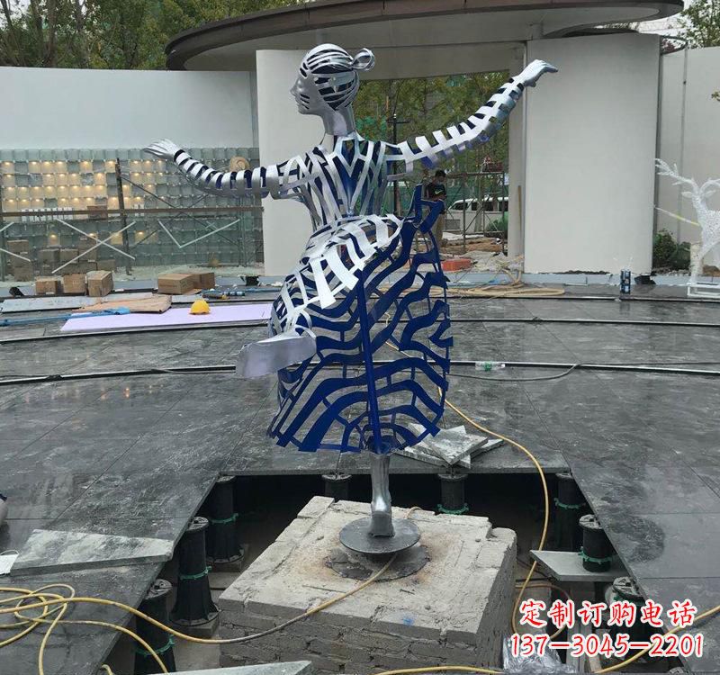 金华不锈钢女孩——精美雕塑