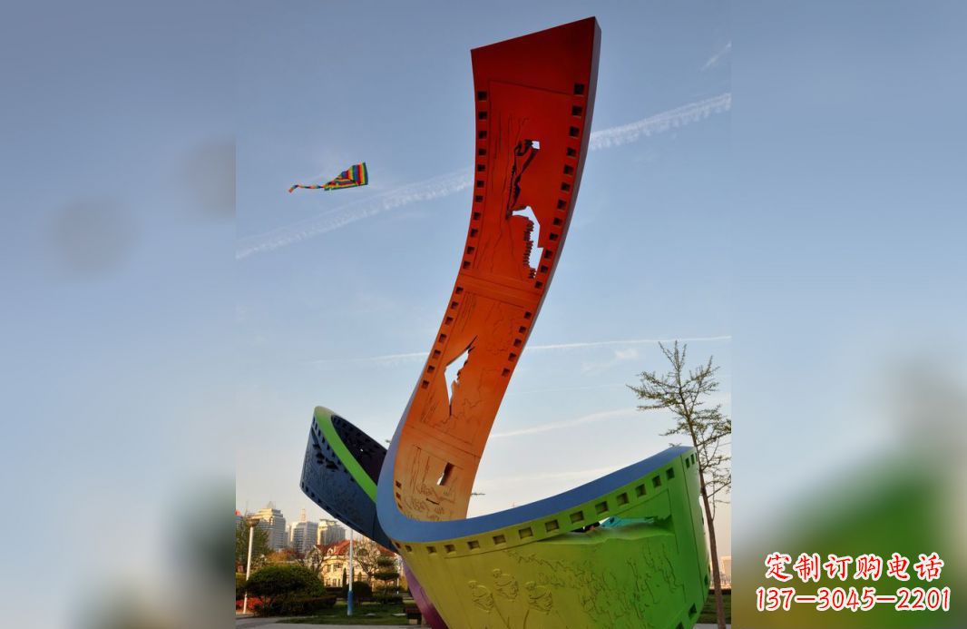 金华不锈钢五彩胶卷广场雕塑——现代美学的象征