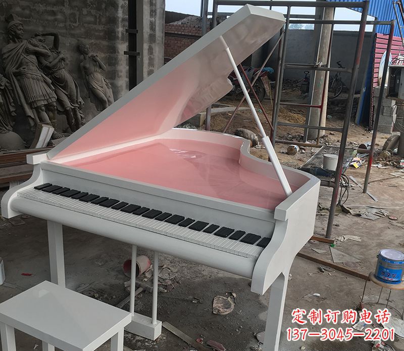 金华校园里的钢琴雕塑