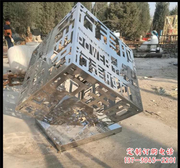 金华不锈钢艺术镂空魔方雕塑给空间带来新的灵感