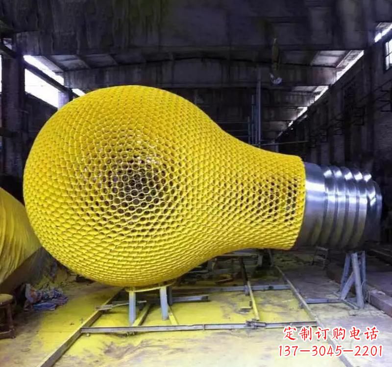 金华不锈钢灯泡雕塑精美而又抢眼