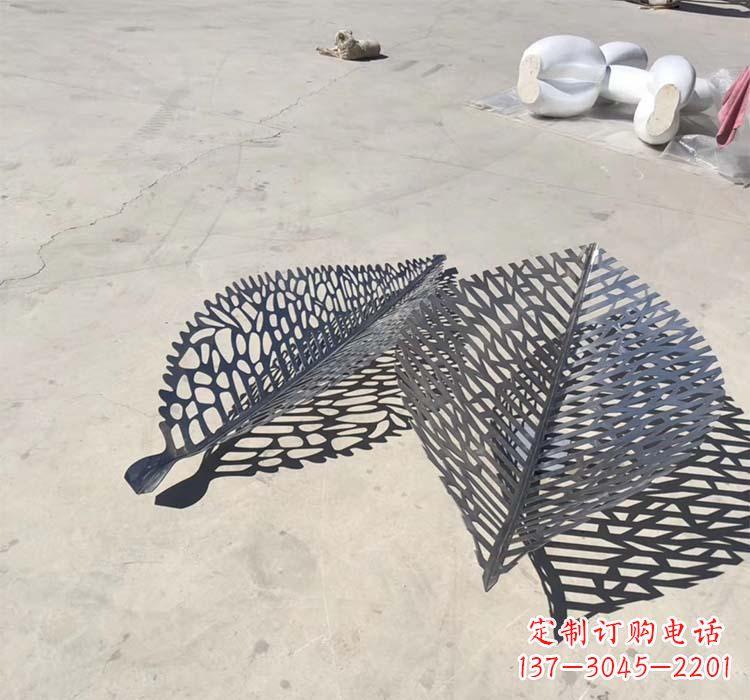金华不锈钢园林镂空树叶雕塑给空间增添美感