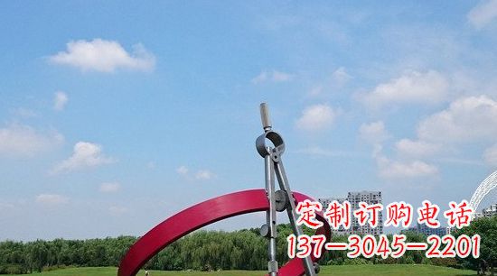 金华不锈钢圆规雕塑环绕着美景