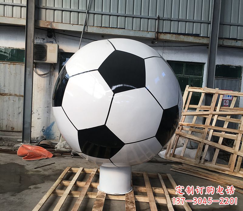 金华激发足球热情的不锈钢足球雕塑