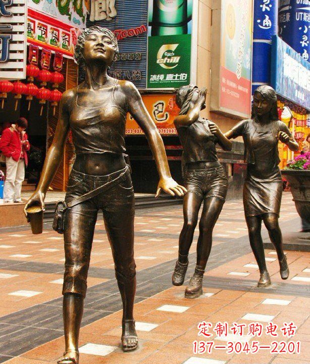 金华步行街逛街的女孩以铜雕的形式永久保存
