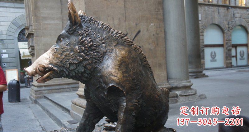 金华野猪雕塑给步行街带来美丽风景