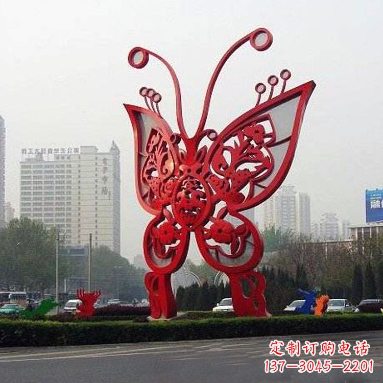 金华绿化带上的大型红色蝴蝶雕塑