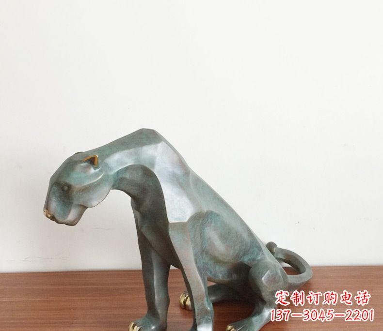 金华绚丽多彩的豹子动物铜雕