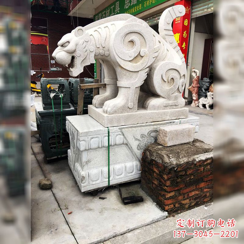 金华大理石广场大门上的精美豹子雕塑