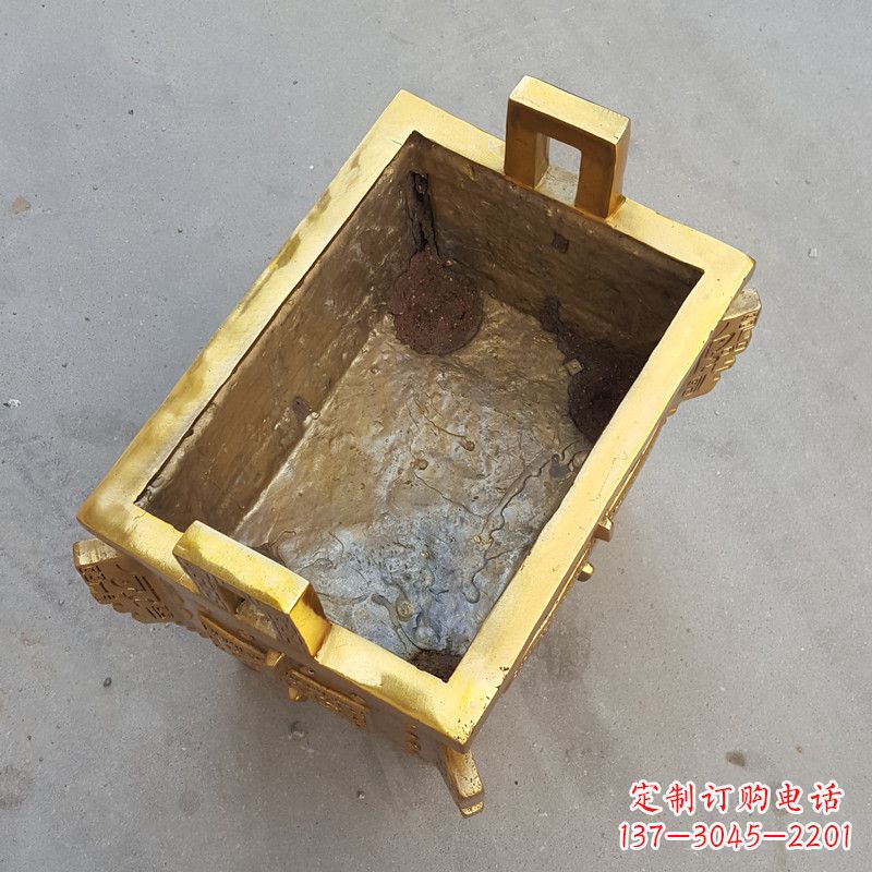 金华以纯铜铸造的金色香炉鼎