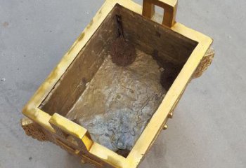 金华以纯铜铸造的金色香炉鼎
