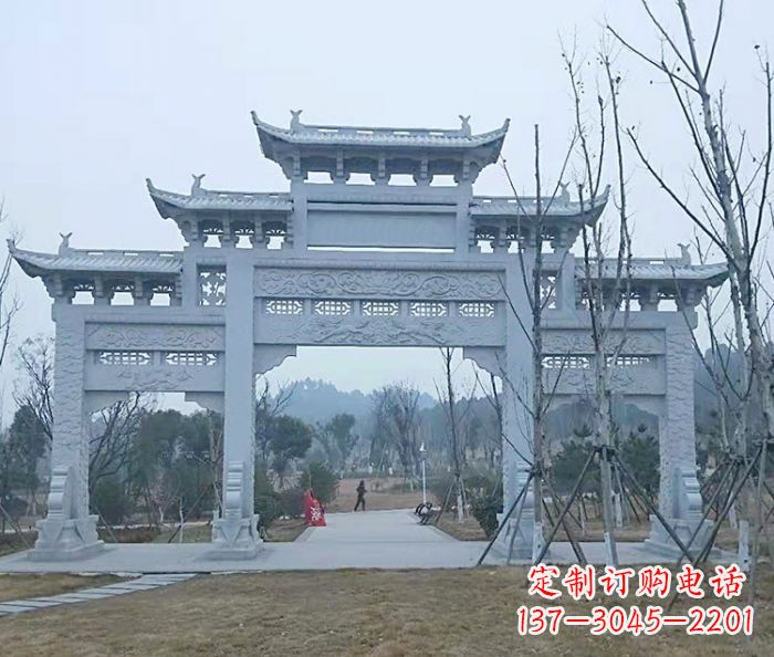 金华村口三门石雕牌楼古朴华丽