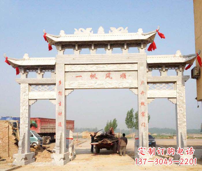 金华村庄大理石三门牌坊石雕。