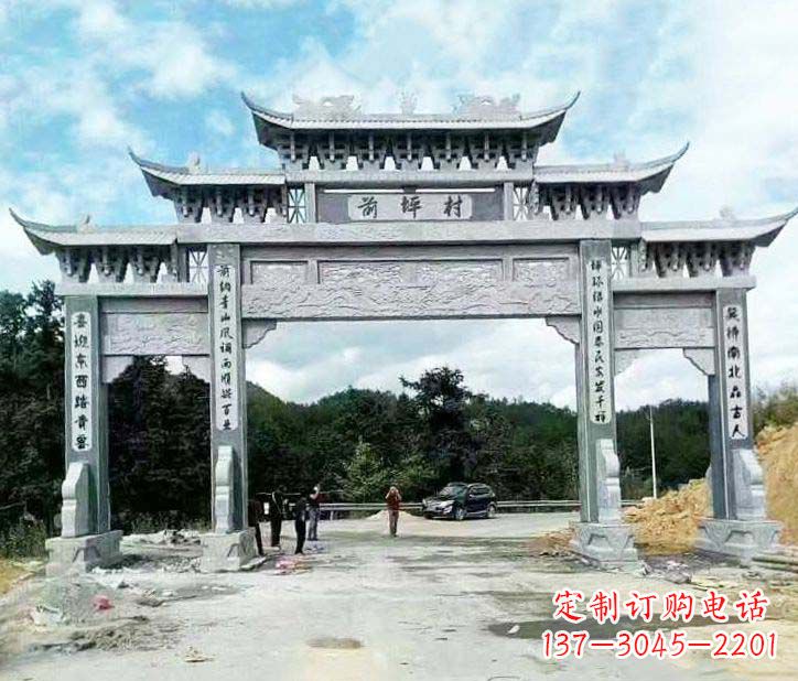 金华村庄三门石牌坊石雕的内容。