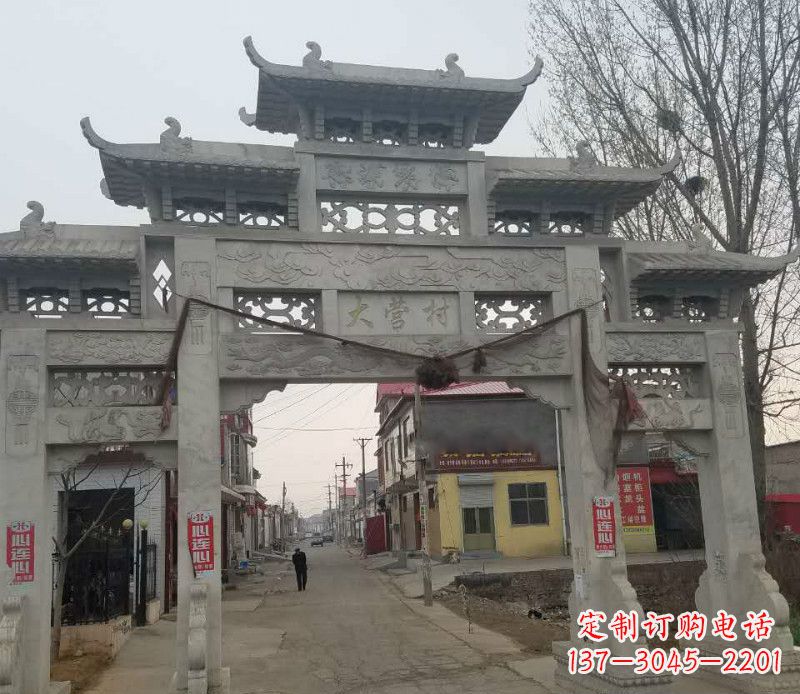 金华村庄三门石牌坊石雕传承古老文化