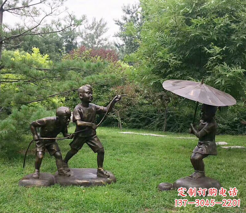 金华打伞玩水的儿童铜雕