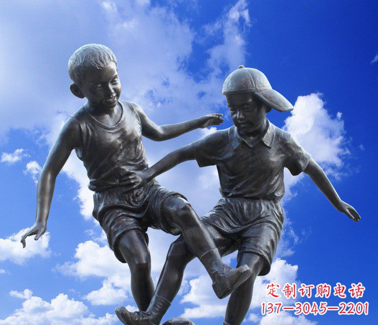 金华校园玻璃钢仿铜儿童踢球景观雕塑