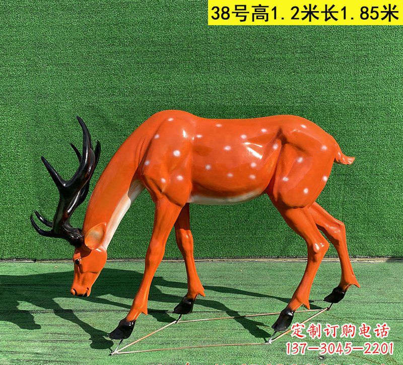 金华以玻璃钢精心制作的梅花鹿雕塑