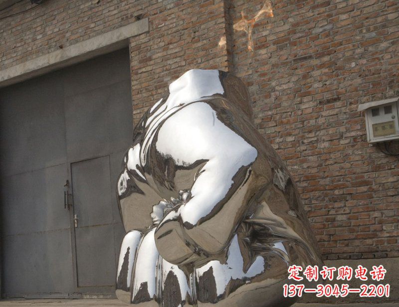 金华冰冷威力,让精神抖动的不锈钢拳头雕塑