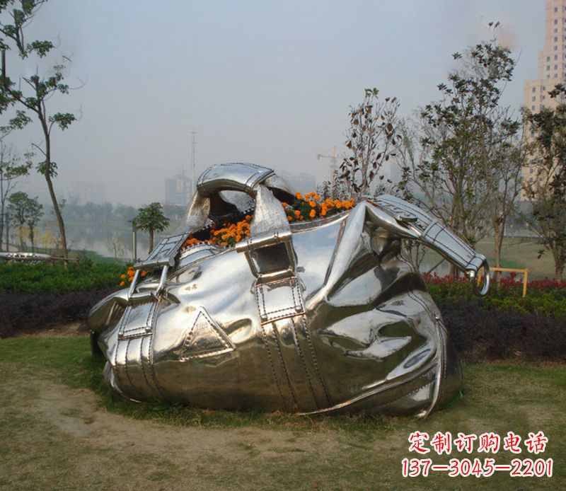 金华不锈钢手提包雕塑--传承经典,拥有独特之美