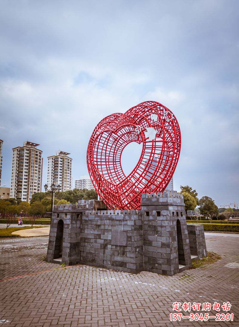 金华拥抱和平的心以心型和平鸽雕塑传递心意
