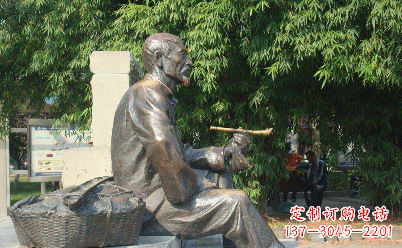 金华老人小品铜雕抽袋烟的智慧与景仰